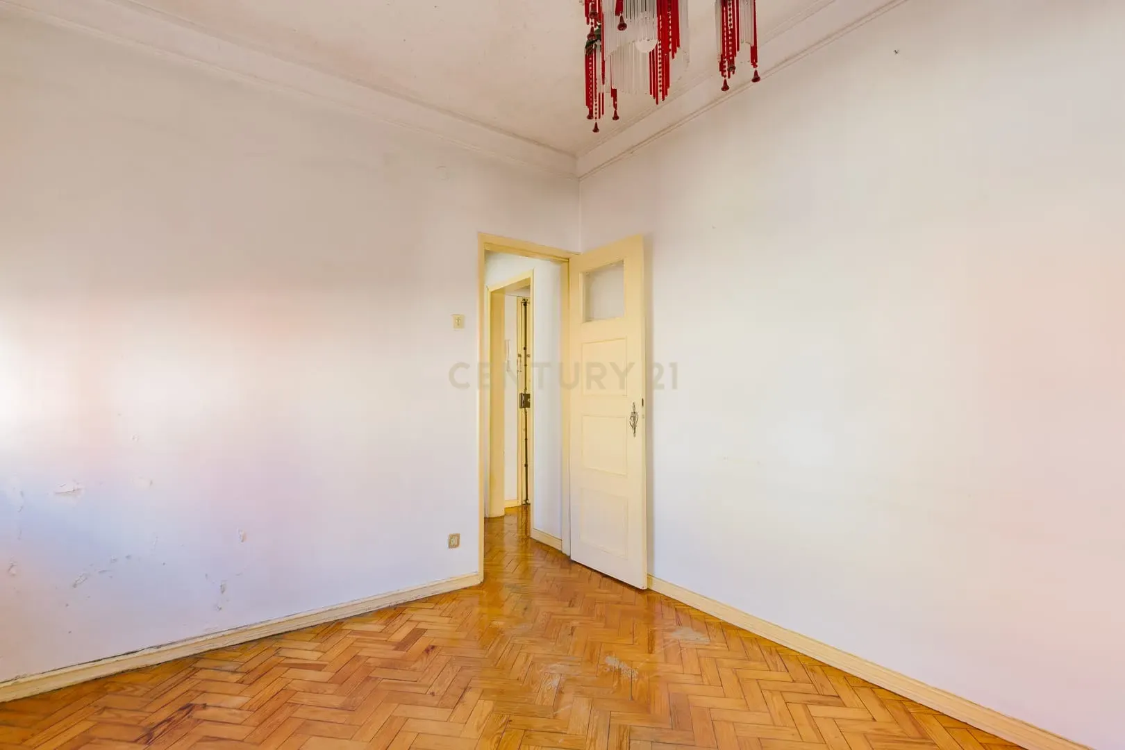 Apartamento T1 no Centro da Graça - Oportunidade de Renovação e Valorização - Image 8