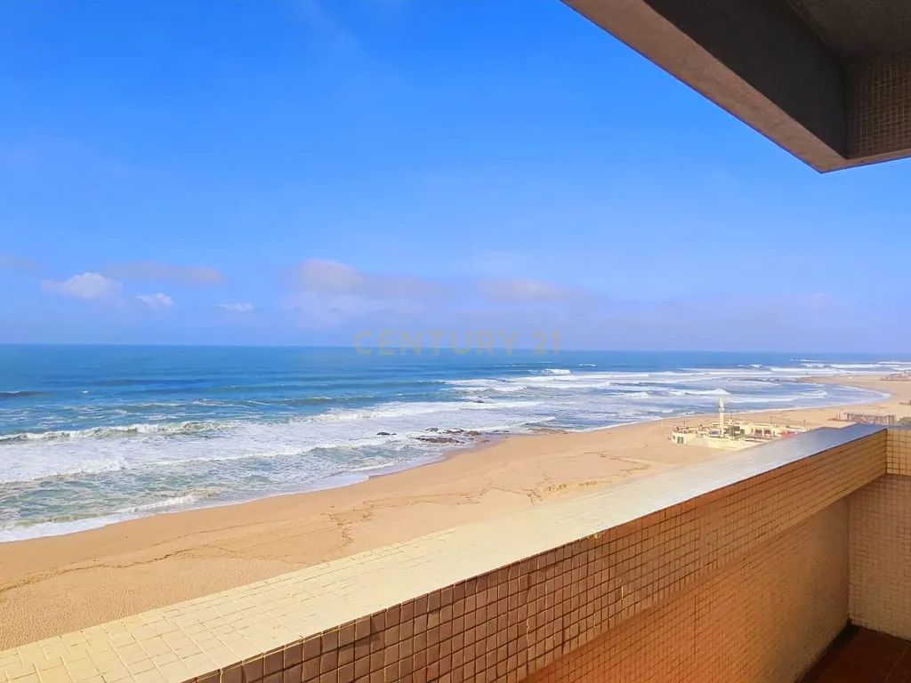 Apartamento com três quartos em Primeira Linha de Mar - Image 1