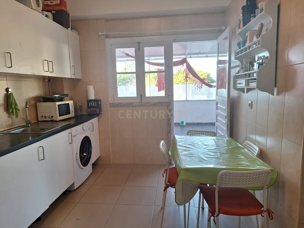 Apartamento T3 no R/C com Logradouros (frente e trás) no Casal do Marco, Seixal - Setúbal - Image 11