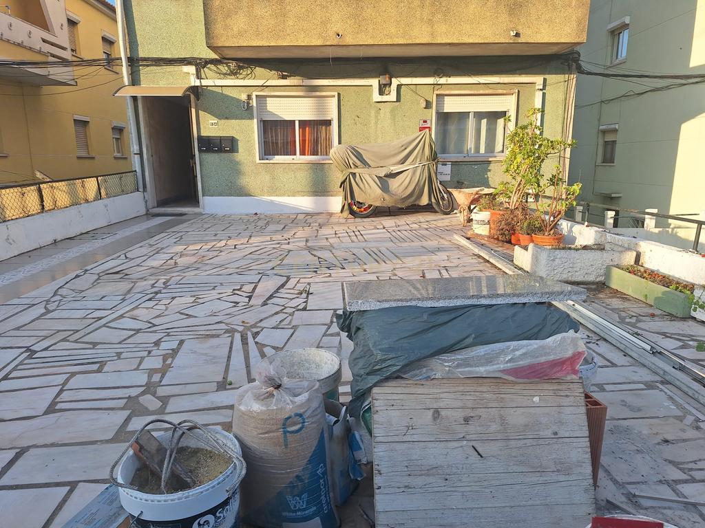 Apartamento T3 no R/C com Logradouros (frente e trás) no Casal do Marco, Seixal - Setúbal - Image 1