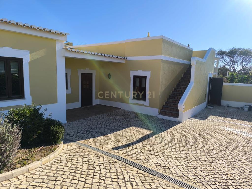 Moradia T4 Independente – Um Refúgio de Conforto e Elegância - Image 2