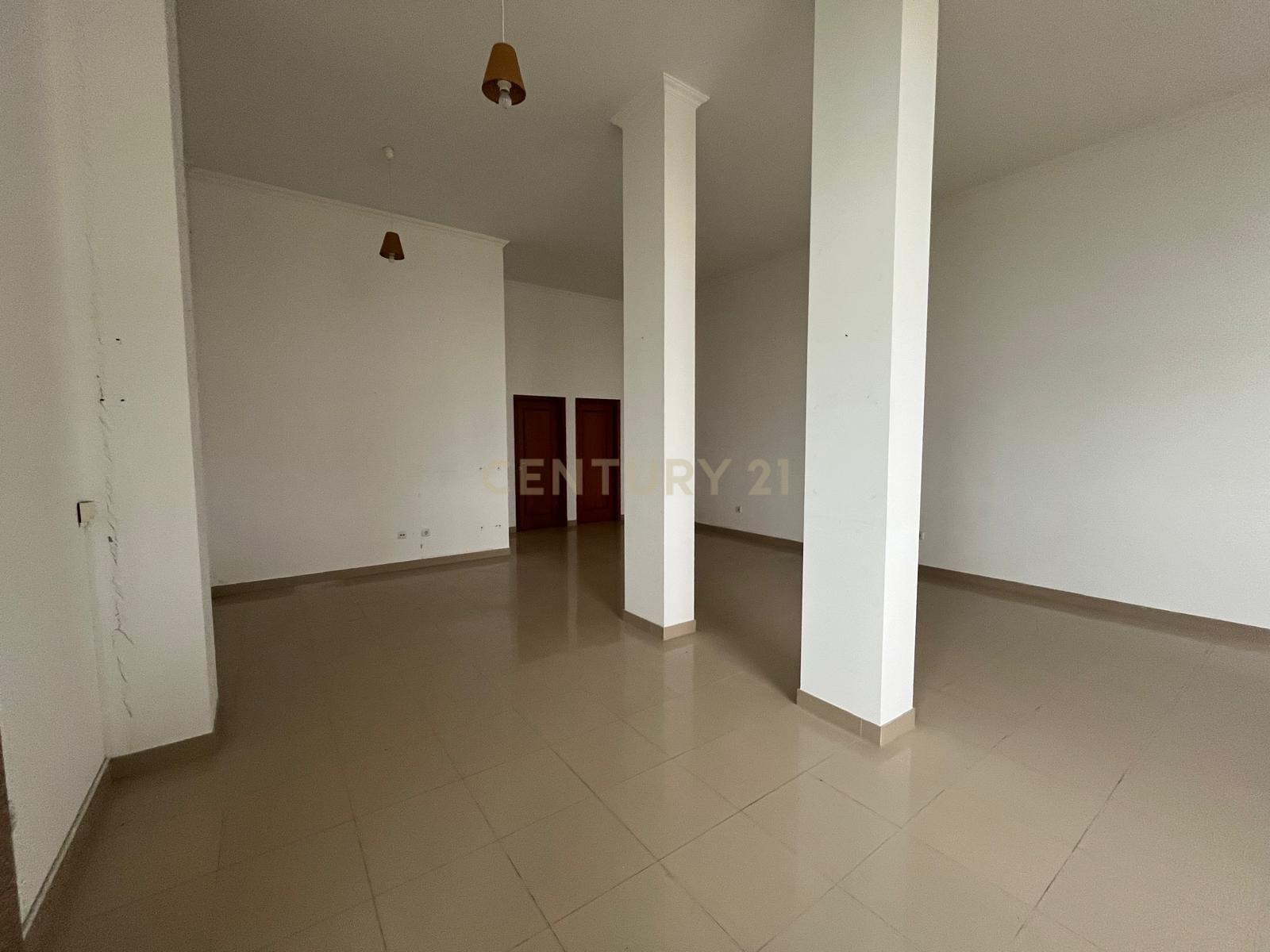 Loja com 55 m2 na Quinta dos Pinheiros - Image 9