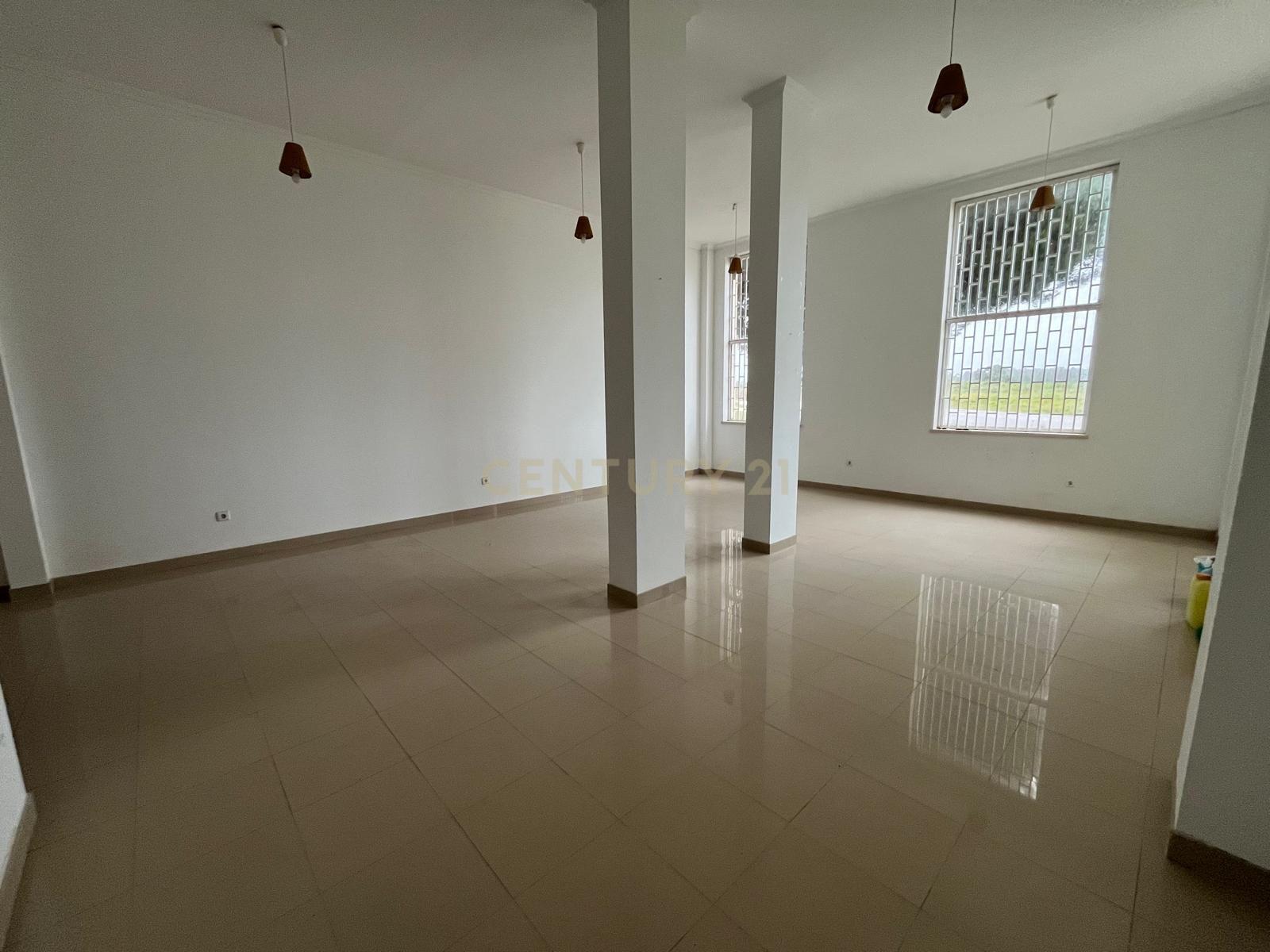 Loja com 55 m2 na Quinta dos Pinheiros - Image 4