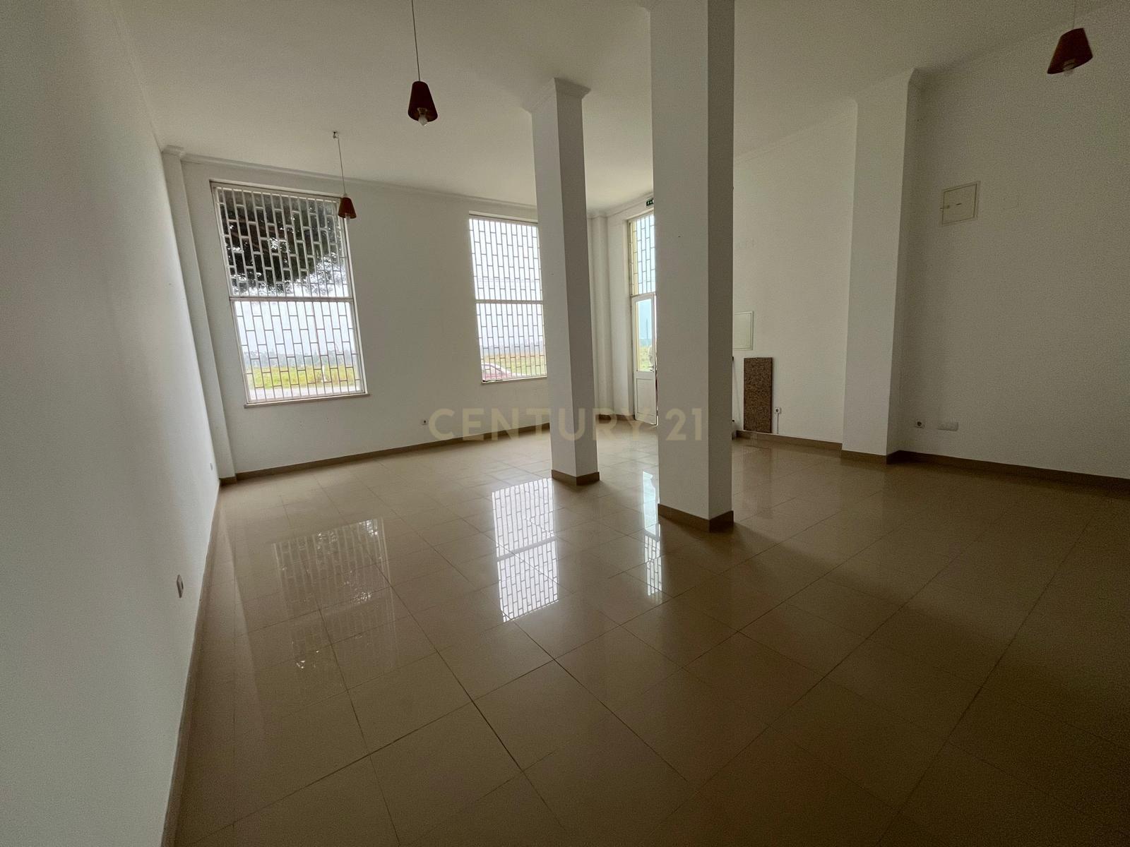 Loja com 55 m2 na Quinta dos Pinheiros - Image 7