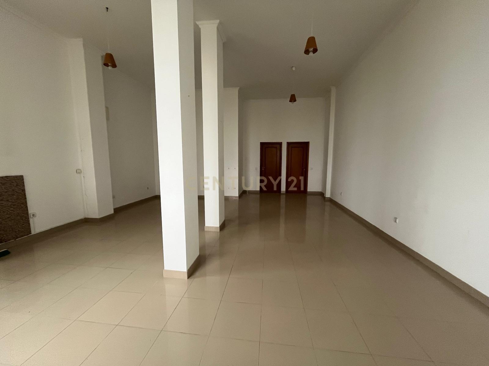 Loja com 55 m2 na Quinta dos Pinheiros - Image 2