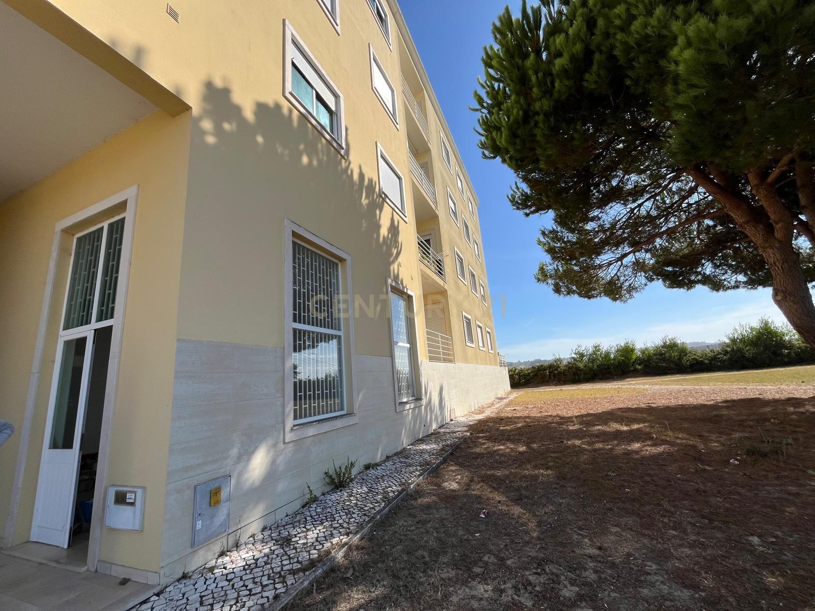 Loja com 55 m2 na Quinta dos Pinheiros - Image 1