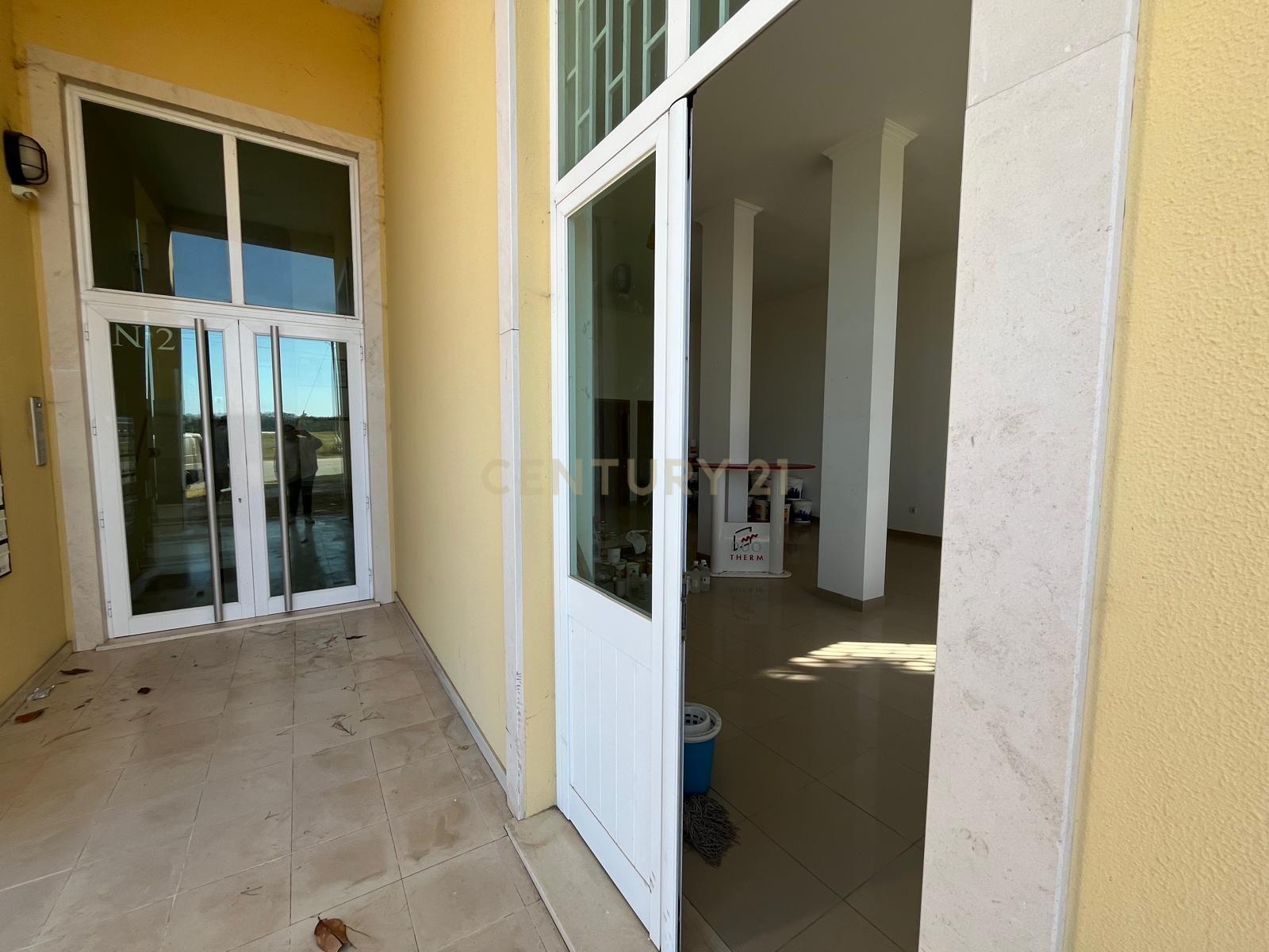 Loja com 55 m2 na Quinta dos Pinheiros - Image 3