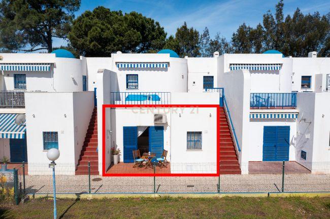 NÃO PERCA ESTA GRANDE OPORTUNIDADE DE VIVER NO PARAISO! APARTAMENTO AMPLO EM CONDOMINIO FECHADO COM TERRAÇO PRIVATIVO, PISCINA, CAMPO DE TÉNIS, CAMPO DE FUTEBOL E JARDIM, LOCALIZADO EM ZONA PRESTIGIADA - BEMPOSTA, ALVOR, A POUCOS MINUTOS DA BELISSIMA VILA - Image 2