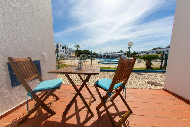 NÃO PERCA ESTA GRANDE OPORTUNIDADE DE VIVER NO PARAISO! APARTAMENTO AMPLO EM CONDOMINIO FECHADO COM TERRAÇO PRIVATIVO, PISCINA, CAMPO DE TÉNIS, CAMPO DE FUTEBOL E JARDIM, LOCALIZADO EM ZONA PRESTIGIADA - BEMPOSTA, ALVOR, A POUCOS MINUTOS DA BELISSIMA VILA - Image 9