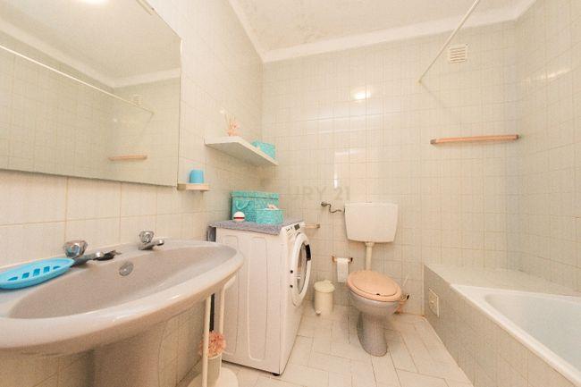 NÃO PERCA ESTA GRANDE OPORTUNIDADE DE VIVER NO PARAISO! APARTAMENTO AMPLO EM CONDOMINIO FECHADO COM TERRAÇO PRIVATIVO, PISCINA, CAMPO DE TÉNIS, CAMPO DE FUTEBOL E JARDIM, LOCALIZADO EM ZONA PRESTIGIADA - BEMPOSTA, ALVOR, A POUCOS MINUTOS DA BELISSIMA VILA - Image 8