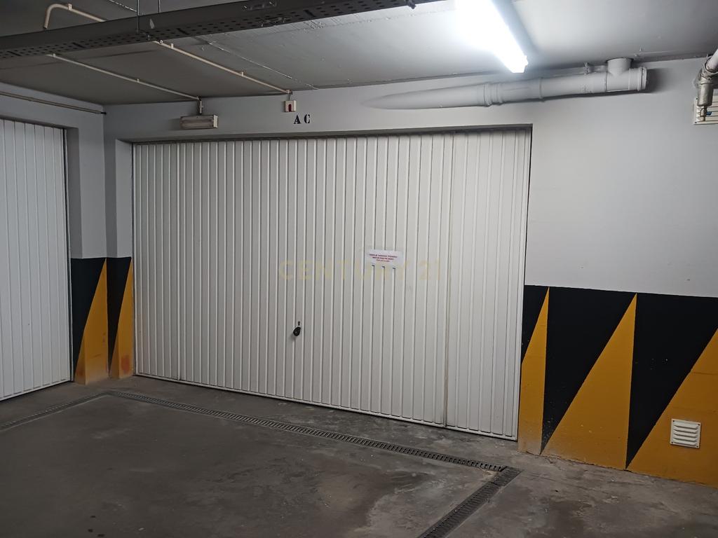 NÃO PERCA ESTA GRANDE OPORTUNIDADE! GARAGEM EM BOX DE GRANDES DIMENSÕES 39M2 EM EDIFICIO MODERNO, COM PORTÃO, ESPAÇO PARA 3 VIATURAS, COM CONTADOR ELÉCTRICO PRÓPRIO, MUITO BEM LOCALIZADA EM SILVES PRÓXIMA DE TODAS AS COMODIDADES E SERVIÇOS - Image 1