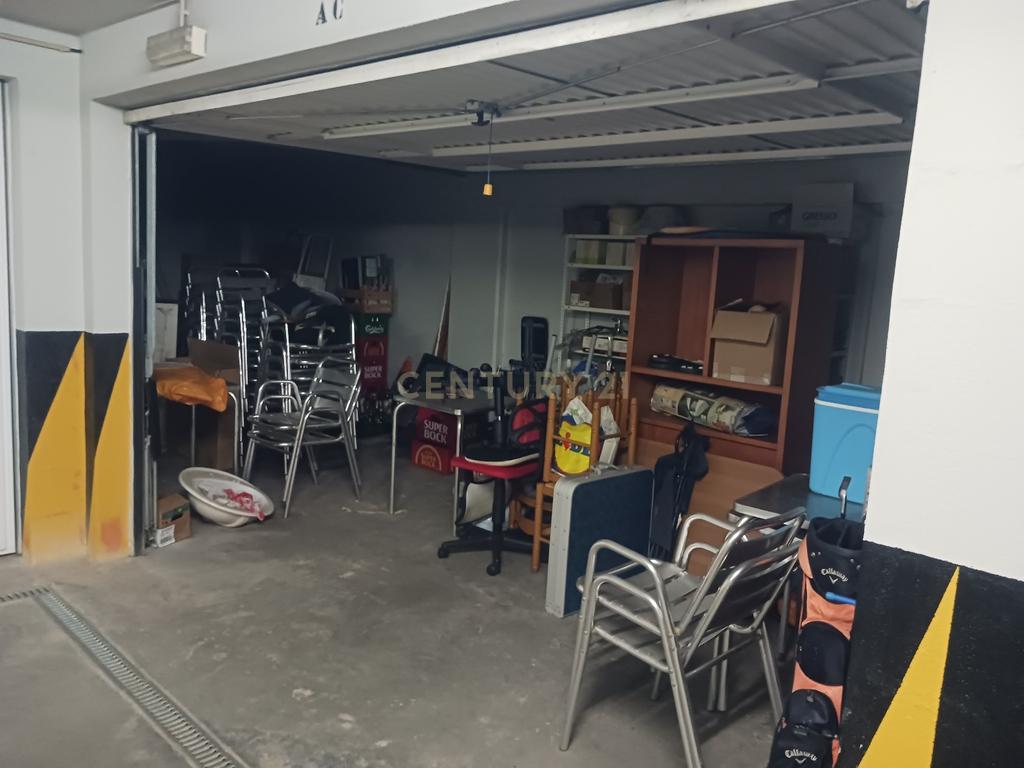 NÃO PERCA ESTA GRANDE OPORTUNIDADE! GARAGEM EM BOX DE GRANDES DIMENSÕES 39M2 EM EDIFICIO MODERNO, COM PORTÃO, ESPAÇO PARA 3 VIATURAS, COM CONTADOR ELÉCTRICO PRÓPRIO, MUITO BEM LOCALIZADA EM SILVES PRÓXIMA DE TODAS AS COMODIDADES E SERVIÇOS - Image 3
