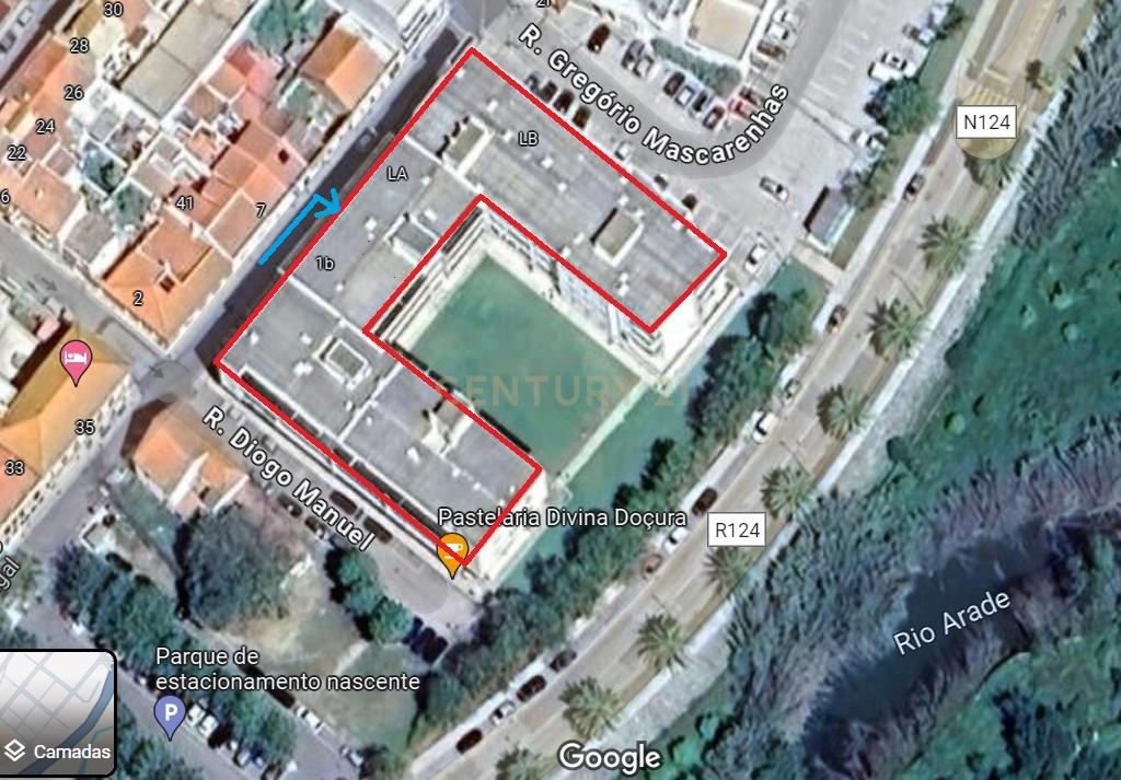NÃO PERCA ESTA GRANDE OPORTUNIDADE! GARAGEM EM BOX DE GRANDES DIMENSÕES 39M2 EM EDIFICIO MODERNO, COM PORTÃO, ESPAÇO PARA 3 VIATURAS, COM CONTADOR ELÉCTRICO PRÓPRIO, MUITO BEM LOCALIZADA EM SILVES PRÓXIMA DE TODAS AS COMODIDADES E SERVIÇOS - Image 11