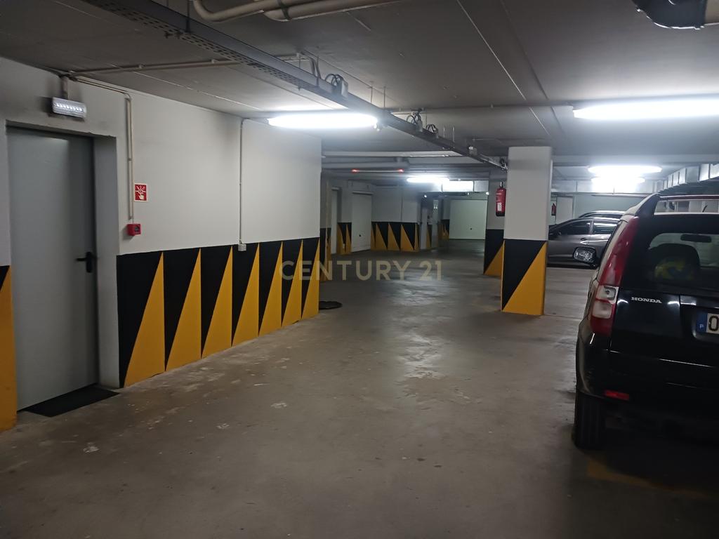 NÃO PERCA ESTA GRANDE OPORTUNIDADE! GARAGEM EM BOX DE GRANDES DIMENSÕES 39M2 EM EDIFICIO MODERNO, COM PORTÃO, ESPAÇO PARA 3 VIATURAS, COM CONTADOR ELÉCTRICO PRÓPRIO, MUITO BEM LOCALIZADA EM SILVES PRÓXIMA DE TODAS AS COMODIDADES E SERVIÇOS - Image 9