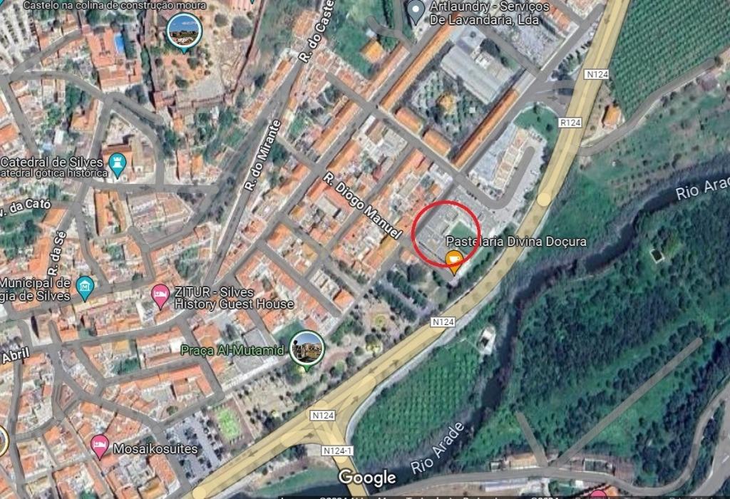 NÃO PERCA ESTA GRANDE OPORTUNIDADE! GARAGEM EM BOX DE GRANDES DIMENSÕES 39M2 EM EDIFICIO MODERNO, COM PORTÃO, ESPAÇO PARA 3 VIATURAS, COM CONTADOR ELÉCTRICO PRÓPRIO, MUITO BEM LOCALIZADA EM SILVES PRÓXIMA DE TODAS AS COMODIDADES E SERVIÇOS - Image 10