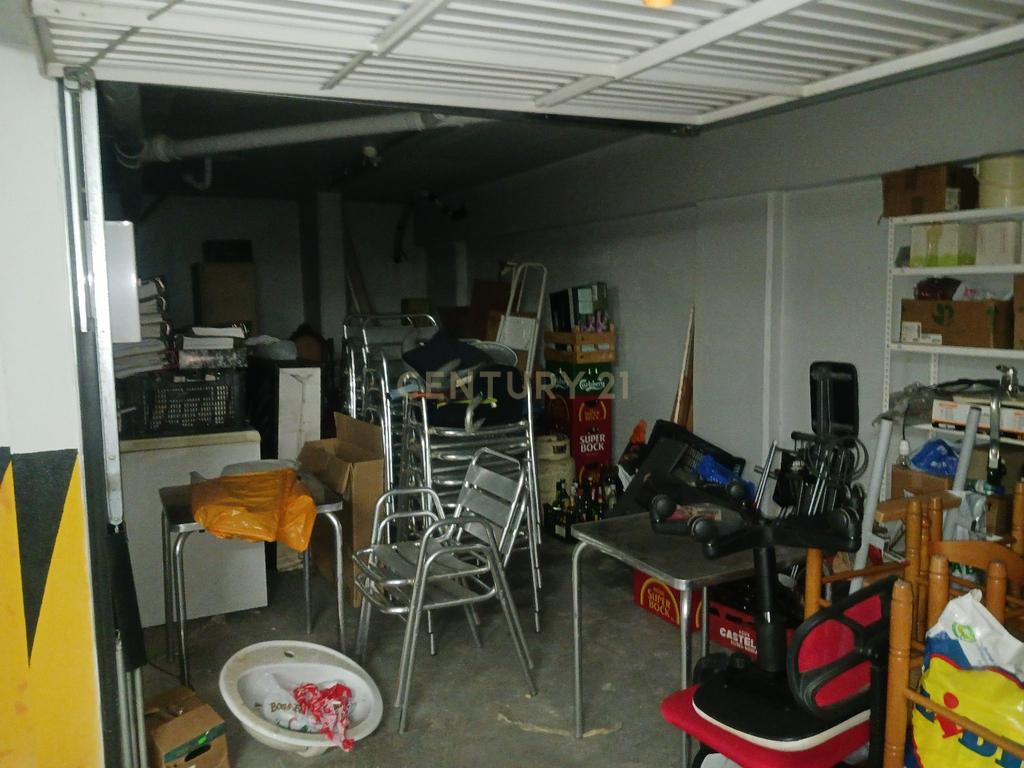 NÃO PERCA ESTA GRANDE OPORTUNIDADE! GARAGEM EM BOX DE GRANDES DIMENSÕES 39M2 EM EDIFICIO MODERNO, COM PORTÃO, ESPAÇO PARA 3 VIATURAS, COM CONTADOR ELÉCTRICO PRÓPRIO, MUITO BEM LOCALIZADA EM SILVES PRÓXIMA DE TODAS AS COMODIDADES E SERVIÇOS - Image 5