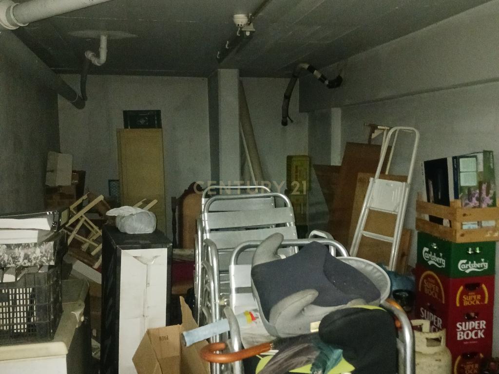 NÃO PERCA ESTA GRANDE OPORTUNIDADE! GARAGEM EM BOX DE GRANDES DIMENSÕES 39M2 EM EDIFICIO MODERNO, COM PORTÃO, ESPAÇO PARA 3 VIATURAS, COM CONTADOR ELÉCTRICO PRÓPRIO, MUITO BEM LOCALIZADA EM SILVES PRÓXIMA DE TODAS AS COMODIDADES E SERVIÇOS - Image 7