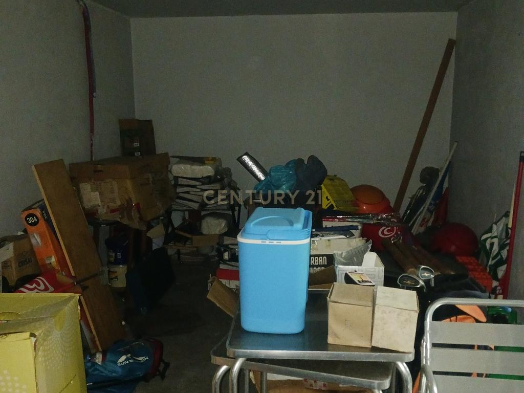 NÃO PERCA ESTA GRANDE OPORTUNIDADE! GARAGEM EM BOX DE GRANDES DIMENSÕES 39M2 EM EDIFICIO MODERNO, COM PORTÃO, ESPAÇO PARA 3 VIATURAS, COM CONTADOR ELÉCTRICO PRÓPRIO, MUITO BEM LOCALIZADA EM SILVES PRÓXIMA DE TODAS AS COMODIDADES E SERVIÇOS - Image 8