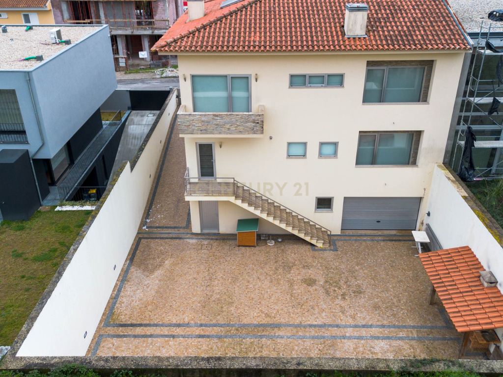 Moradia  de Luxo T4 ( como Nova ) em São Pedro da Cova - Image 70
