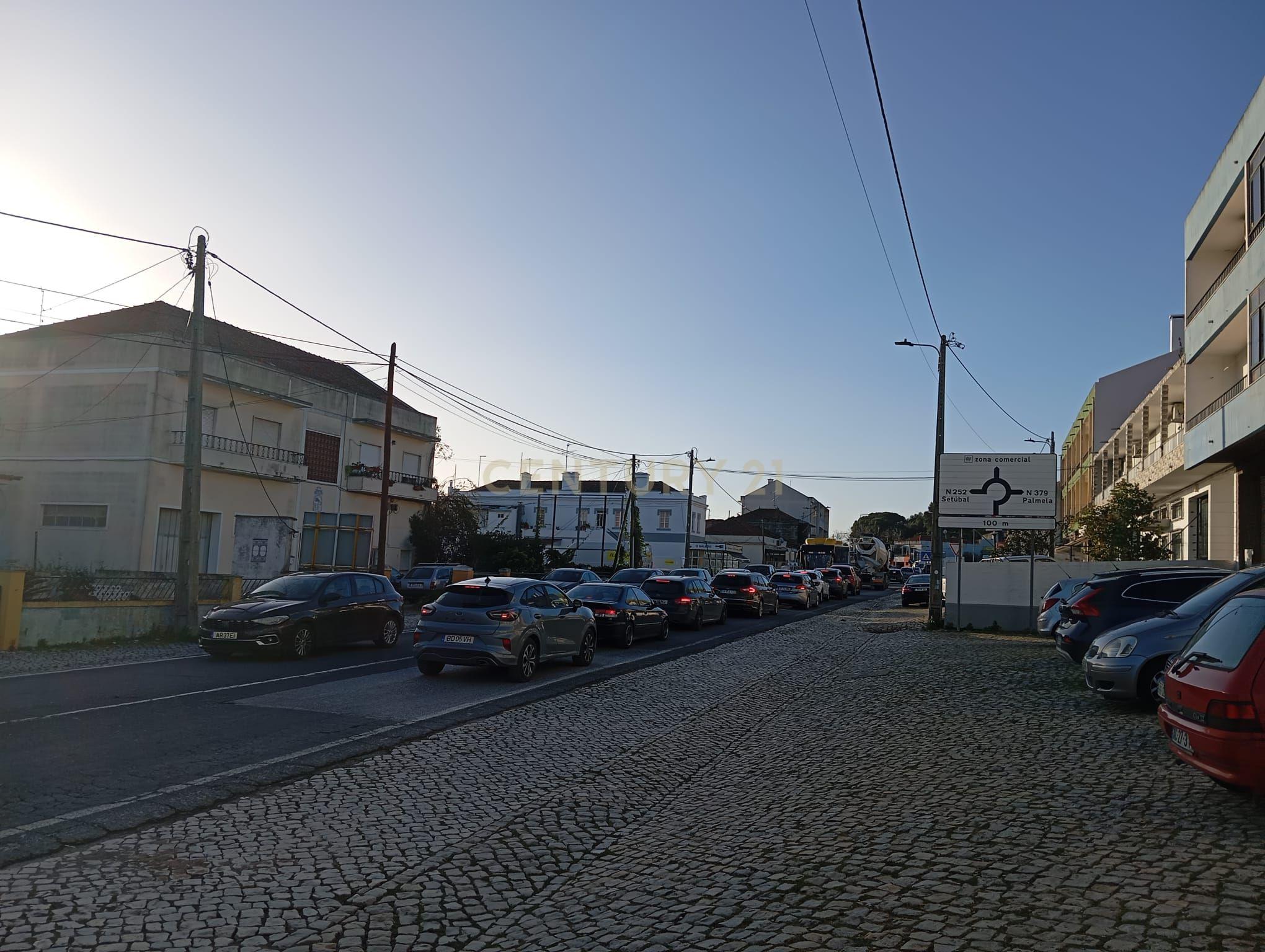 Loja em Palmela, com possibilidade de converter em habitação - Image 7