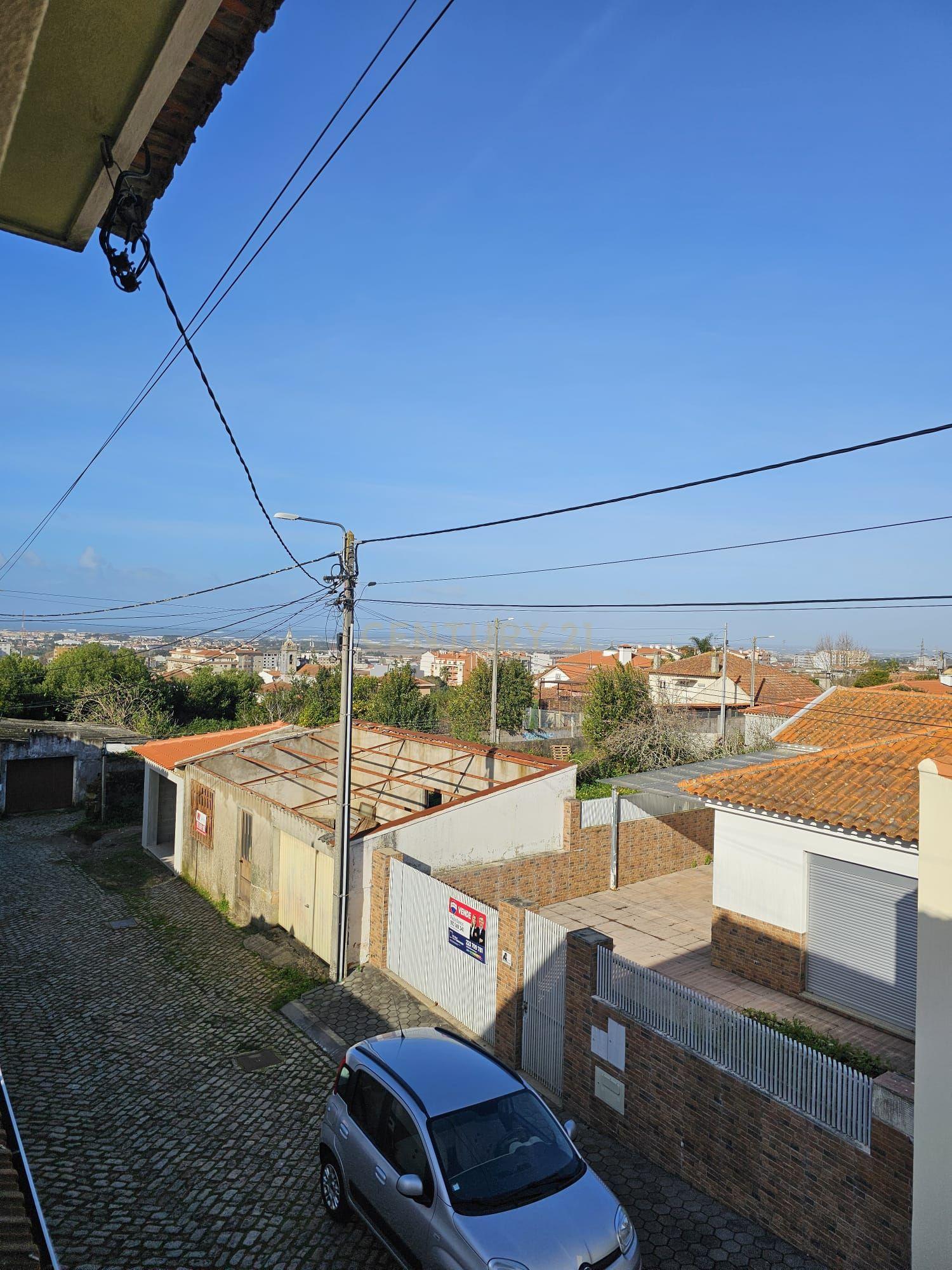 Casa para Recuperar em Ovar - 3 Quartos e 2 Casas de Banho - Image 14