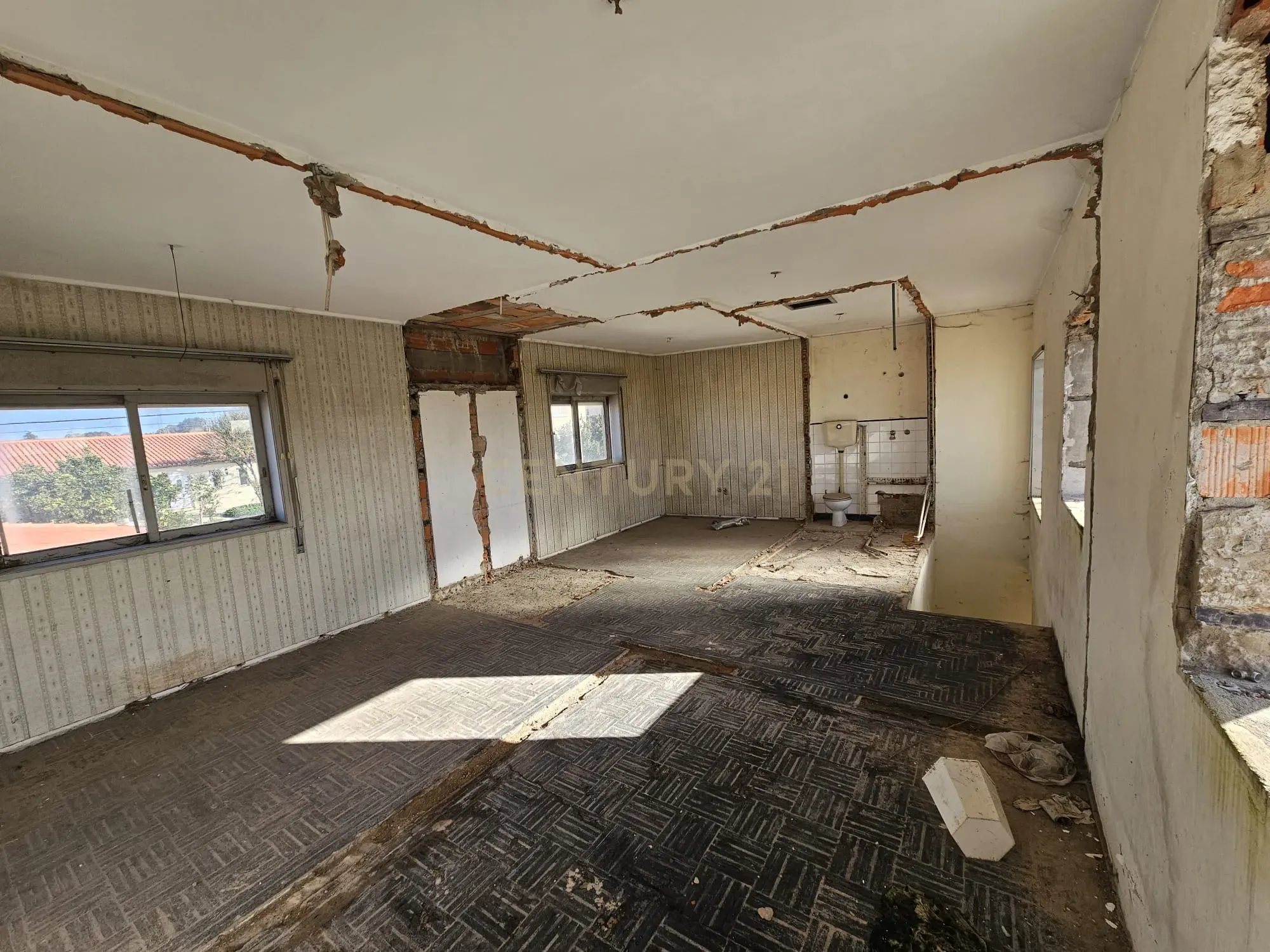 Casa para Recuperar em Ovar - 3 Quartos e 2 Casas de Banho - Image 4