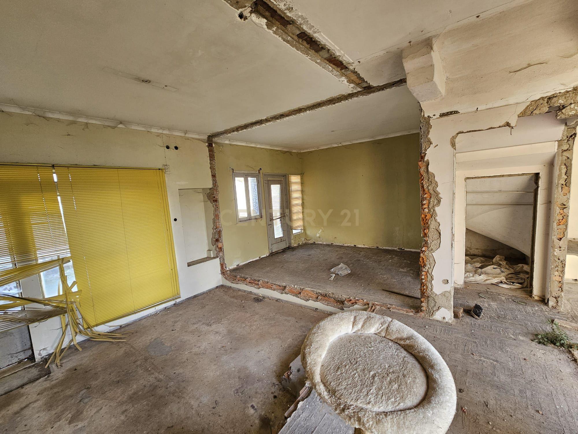 Casa para Recuperar em Ovar - 3 Quartos e 2 Casas de Banho - Image 3