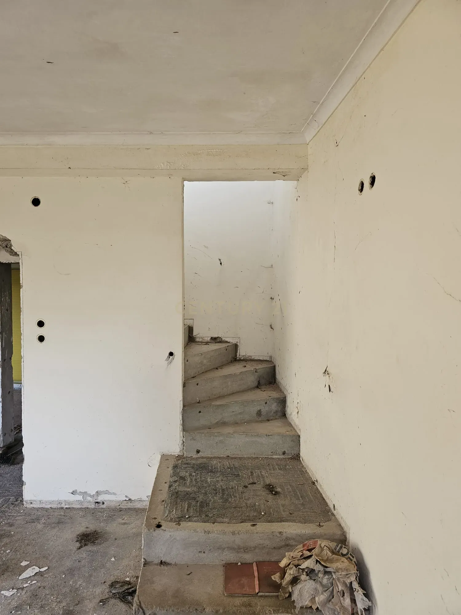 Casa para Recuperar em Ovar - 3 Quartos e 2 Casas de Banho - Image 9