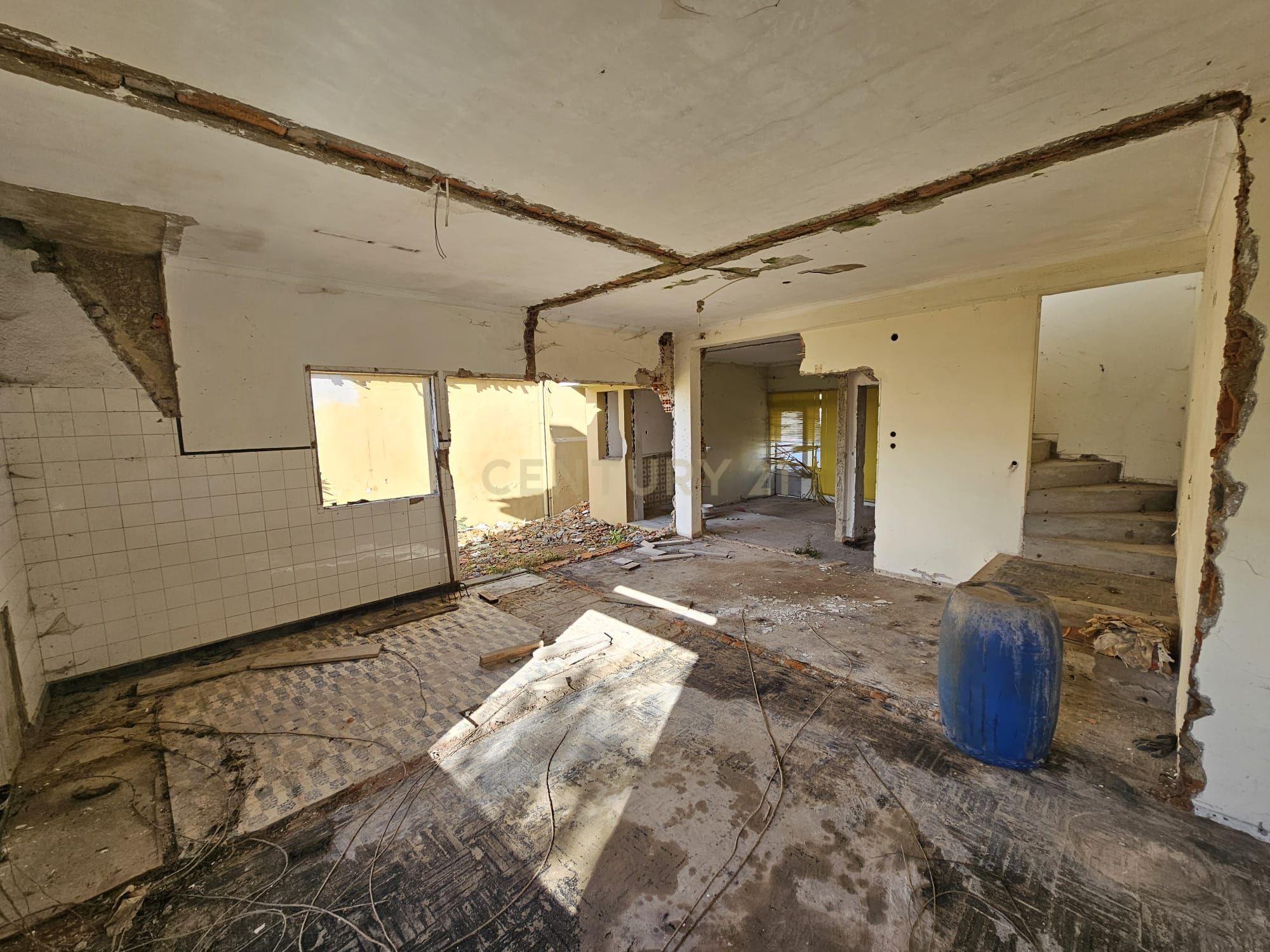 Casa para Recuperar em Ovar - 3 Quartos e 2 Casas de Banho - Image 7