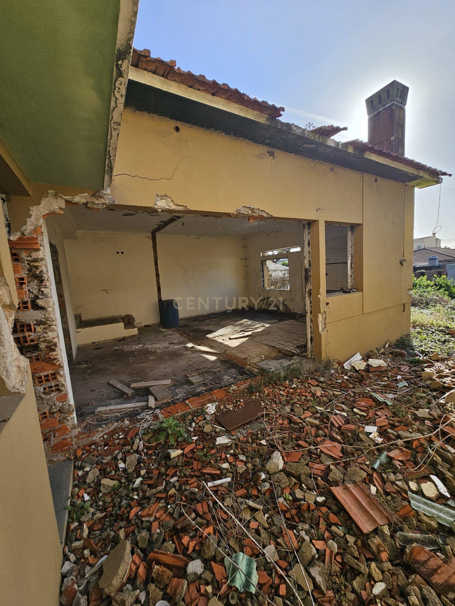 Casa para Recuperar em Ovar - 3 Quartos e 2 Casas de Banho - Image 8