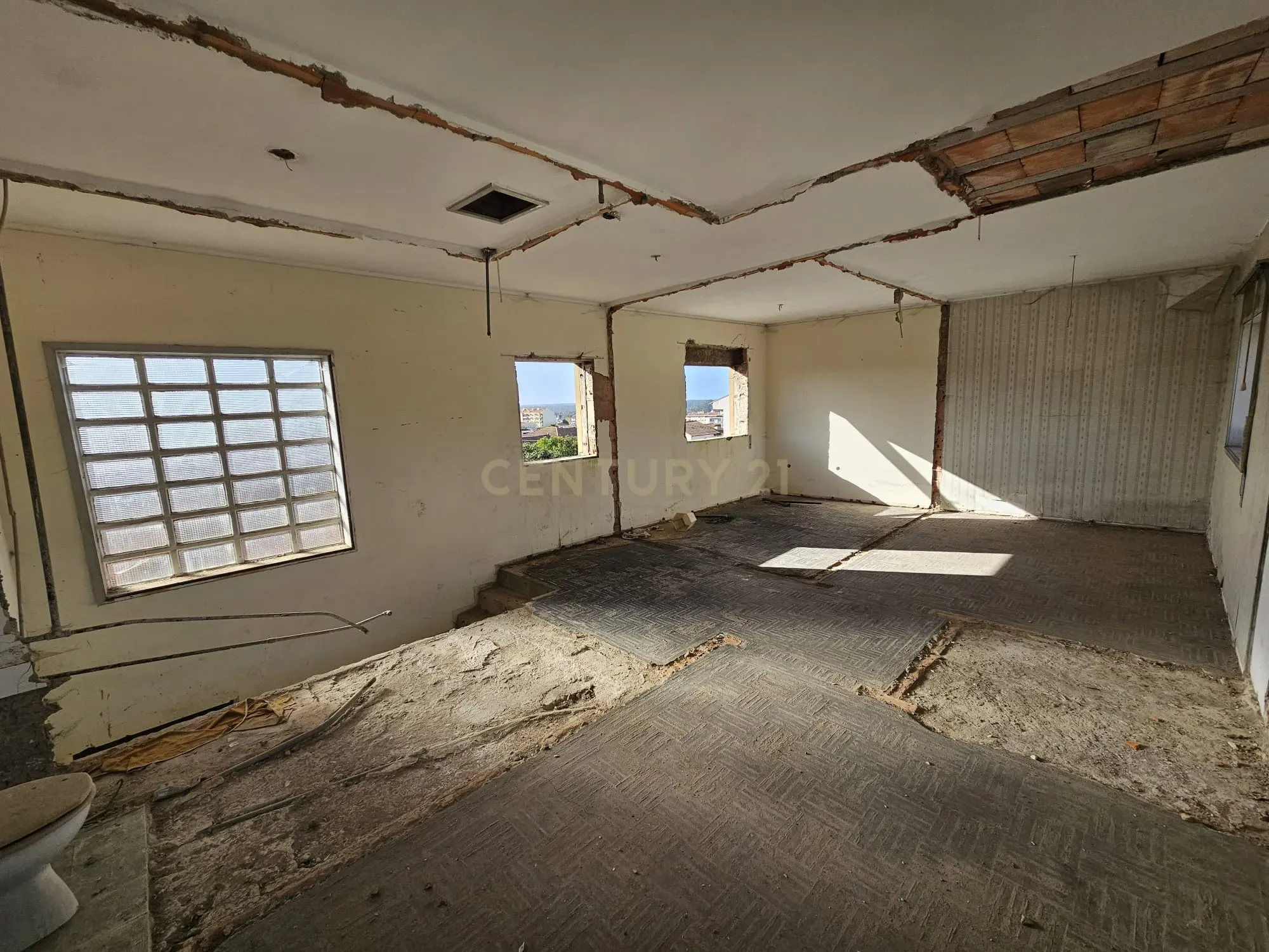 Casa para Recuperar em Ovar - 3 Quartos e 2 Casas de Banho - Image 6