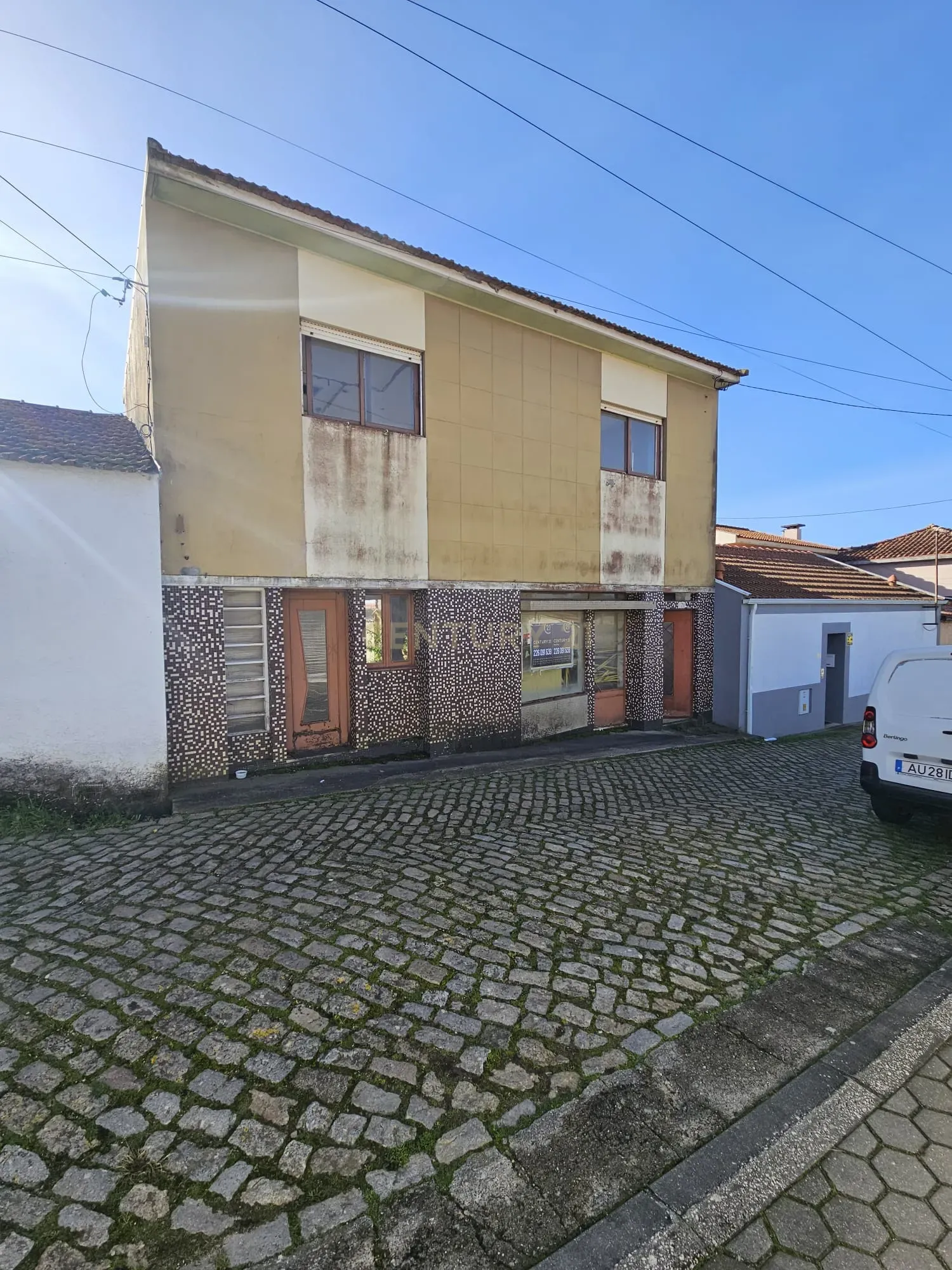 Casa para Recuperar em Ovar - 3 Quartos e 2 Casas de Banho - Image 1