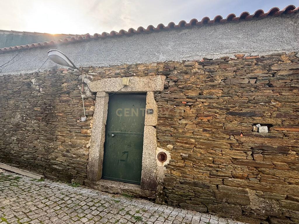 Casa em Pedra, Benquerença - Image 1