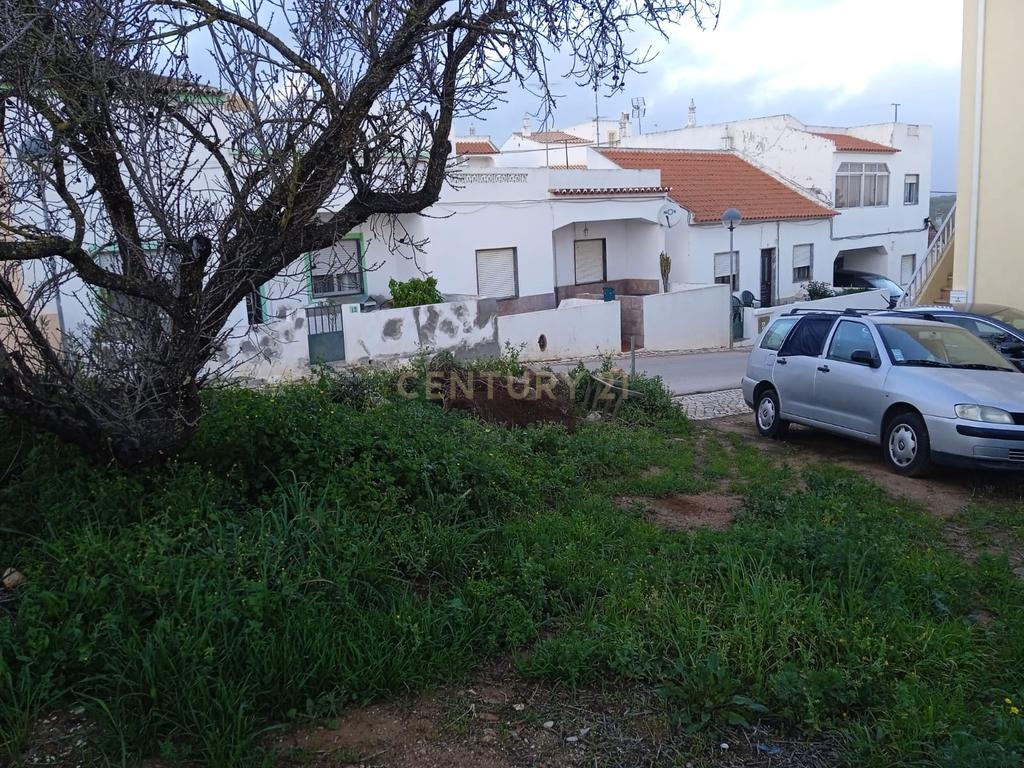 NÃO PERCA ESTA GRANDE OPORTUNIDADE! TERRENO URBANO MUITO BEM LOCALIZADO PARA CONSTRUÇÃO DE MORADIA INDEPENDENTE COM  DOIS PISOS, VISTA MAR, QUINTAL COM 90 M2 E TERRAÇO - Image 5