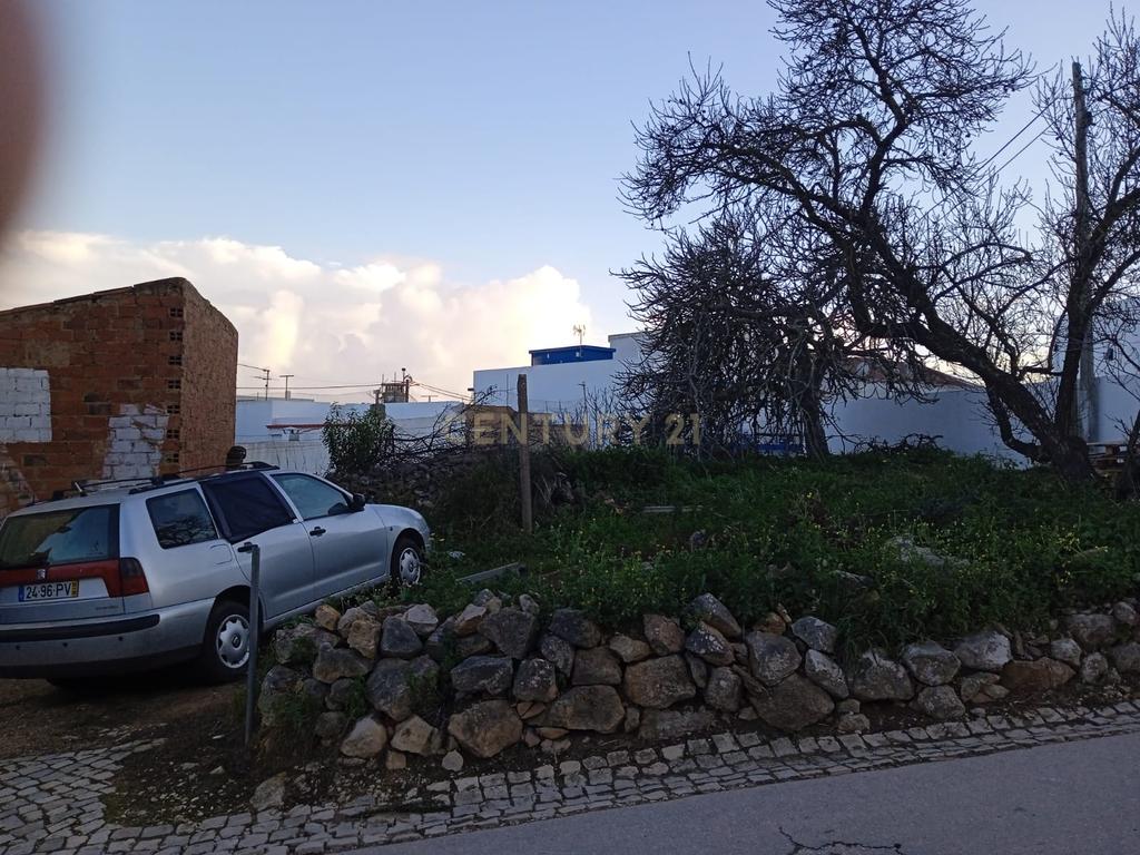 NÃO PERCA ESTA GRANDE OPORTUNIDADE! TERRENO URBANO MUITO BEM LOCALIZADO PARA CONSTRUÇÃO DE MORADIA INDEPENDENTE COM  DOIS PISOS, VISTA MAR, QUINTAL COM 90 M2 E TERRAÇO - Image 4