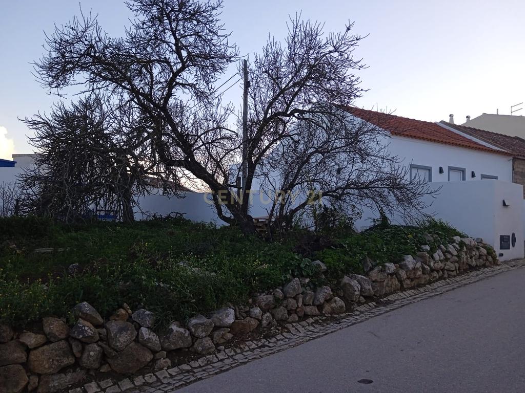 NÃO PERCA ESTA GRANDE OPORTUNIDADE! TERRENO URBANO MUITO BEM LOCALIZADO PARA CONSTRUÇÃO DE MORADIA INDEPENDENTE COM  DOIS PISOS, VISTA MAR, QUINTAL COM 90 M2 E TERRAÇO - Image 1