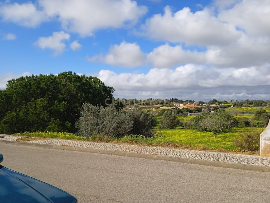 NÃO PERCA ESTA GRANDE OPORTUNIDADE! TERRENO URBANO COM PROJECTO APROVADO PARA A CONSTRUÇÃO DE UMA MORADIA V4 COM VISTA MAR, 3 PISOS, LOGRADOURO E PISCINA MUITO BEM LOCALIZADO EM ZONA PRESTIGIADA - BEMPOSTA ALVOR! - Image 4