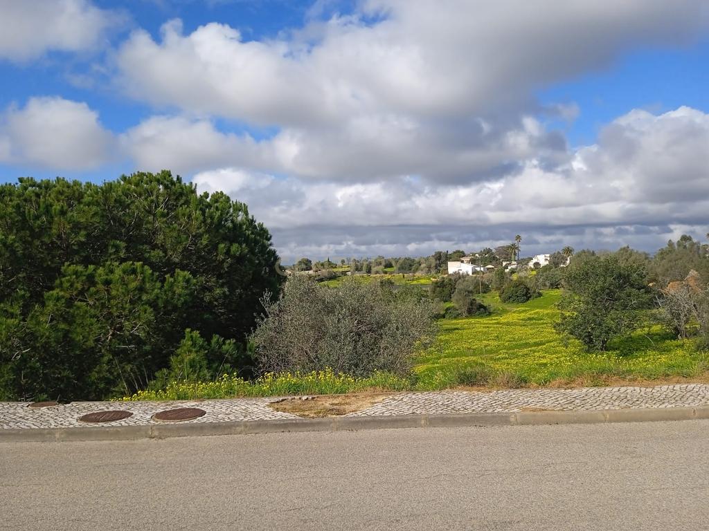 NÃO PERCA ESTA GRANDE OPORTUNIDADE! TERRENO URBANO COM PROJECTO APROVADO PARA A CONSTRUÇÃO DE UMA MORADIA V4 COM VISTA MAR, 3 PISOS, LOGRADOURO E PISCINA MUITO BEM LOCALIZADO EM ZONA PRESTIGIADA - BEMPOSTA ALVOR! - Image 5