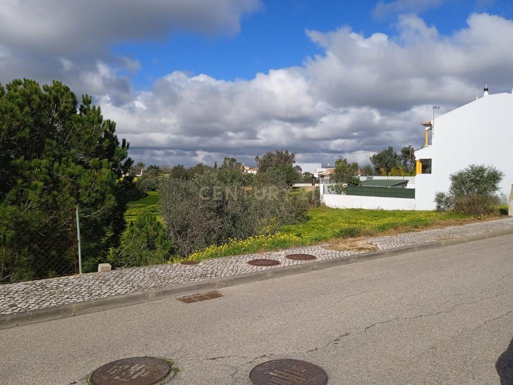 NÃO PERCA ESTA GRANDE OPORTUNIDADE! TERRENO URBANO COM PROJECTO APROVADO PARA A CONSTRUÇÃO DE UMA MORADIA V4 COM VISTA MAR, 3 PISOS, LOGRADOURO E PISCINA MUITO BEM LOCALIZADO EM ZONA PRESTIGIADA - BEMPOSTA ALVOR! - Image 7
