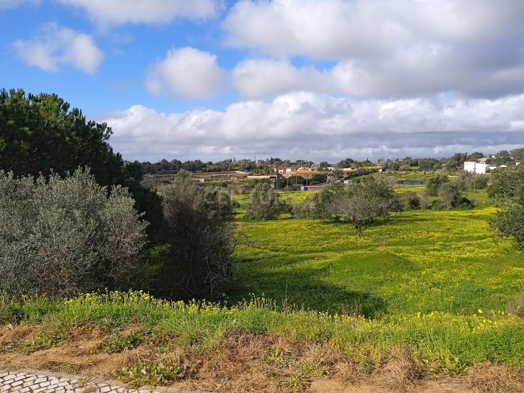 NÃO PERCA ESTA GRANDE OPORTUNIDADE! TERRENO URBANO COM PROJECTO APROVADO PARA A CONSTRUÇÃO DE UMA MORADIA V4 COM VISTA MAR, 3 PISOS, LOGRADOURO E PISCINA MUITO BEM LOCALIZADO EM ZONA PRESTIGIADA - BEMPOSTA ALVOR! - Image 6