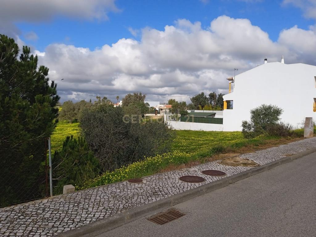 NÃO PERCA ESTA GRANDE OPORTUNIDADE! TERRENO URBANO COM PROJECTO APROVADO PARA A CONSTRUÇÃO DE UMA MORADIA V4 COM VISTA MAR, 3 PISOS, LOGRADOURO E PISCINA MUITO BEM LOCALIZADO EM ZONA PRESTIGIADA - BEMPOSTA ALVOR! - Image 1