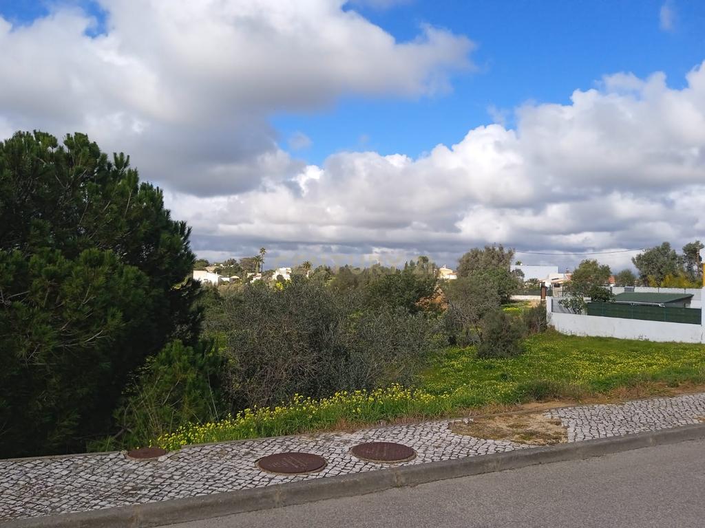NÃO PERCA ESTA GRANDE OPORTUNIDADE! TERRENO URBANO COM PROJECTO APROVADO PARA A CONSTRUÇÃO DE UMA MORADIA V4 COM VISTA MAR, 3 PISOS, LOGRADOURO E PISCINA MUITO BEM LOCALIZADO EM ZONA PRESTIGIADA - BEMPOSTA ALVOR! - Image 2