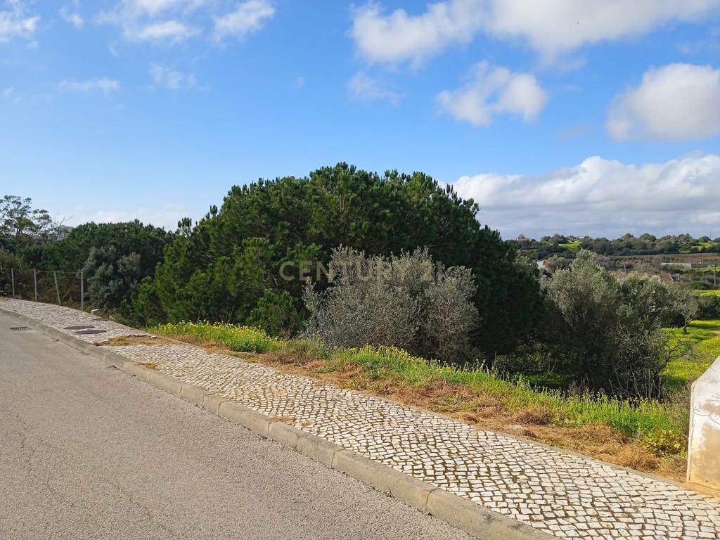 NÃO PERCA ESTA GRANDE OPORTUNIDADE! TERRENO URBANO COM PROJECTO APROVADO PARA A CONSTRUÇÃO DE UMA MORADIA V4 COM VISTA MAR, 3 PISOS, LOGRADOURO E PISCINA MUITO BEM LOCALIZADO EM ZONA PRESTIGIADA - BEMPOSTA ALVOR! - Image 3