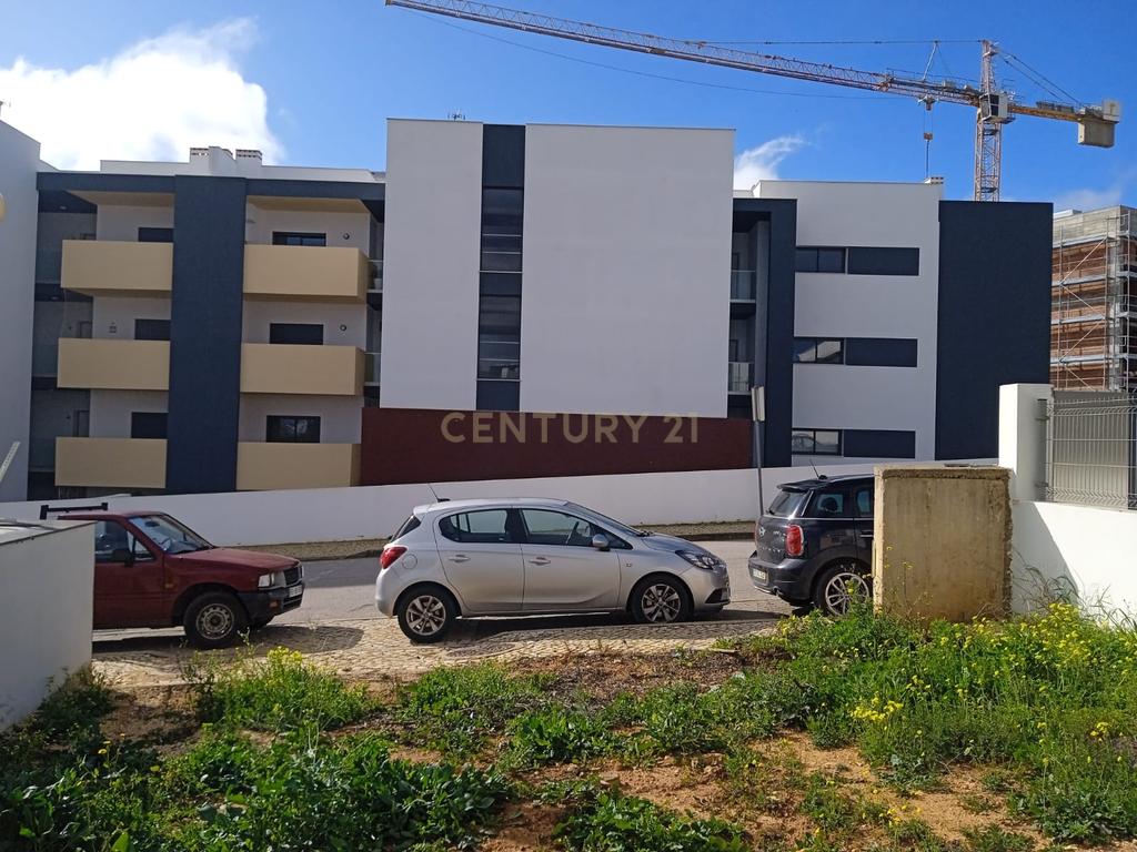 NÃO PERCA ESTA GRANDE OPORTUNIDADE! TERRENO URBANO COM PROJECTO APROVADO PARA A CONSTRUÇÃO DE UMA MORADIA V4 COM DOIS PISOS, LOGRADOURO E PISCINA MUITO BEM LOCALIZADO EM ZONA PRESTIGIADA - SESMARIAS ALVOR! - Image 5