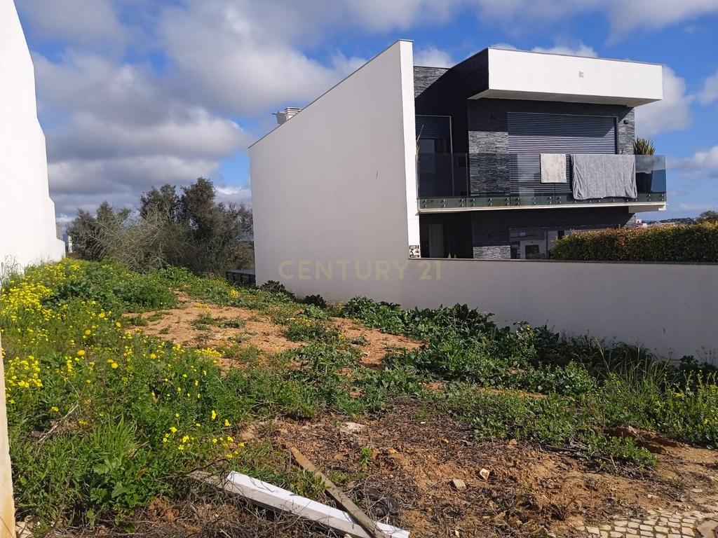 NÃO PERCA ESTA GRANDE OPORTUNIDADE! TERRENO URBANO COM PROJECTO APROVADO PARA A CONSTRUÇÃO DE UMA MORADIA V4 COM DOIS PISOS, LOGRADOURO E PISCINA MUITO BEM LOCALIZADO EM ZONA PRESTIGIADA - SESMARIAS ALVOR! - Image 3