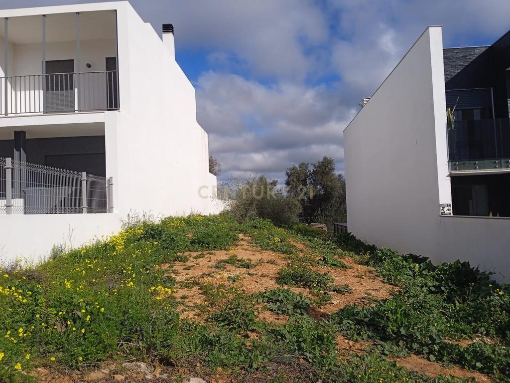 NÃO PERCA ESTA GRANDE OPORTUNIDADE! TERRENO URBANO COM PROJECTO APROVADO PARA A CONSTRUÇÃO DE UMA MORADIA V4 COM DOIS PISOS, LOGRADOURO E PISCINA MUITO BEM LOCALIZADO EM ZONA PRESTIGIADA - SESMARIAS ALVOR! - Image 2