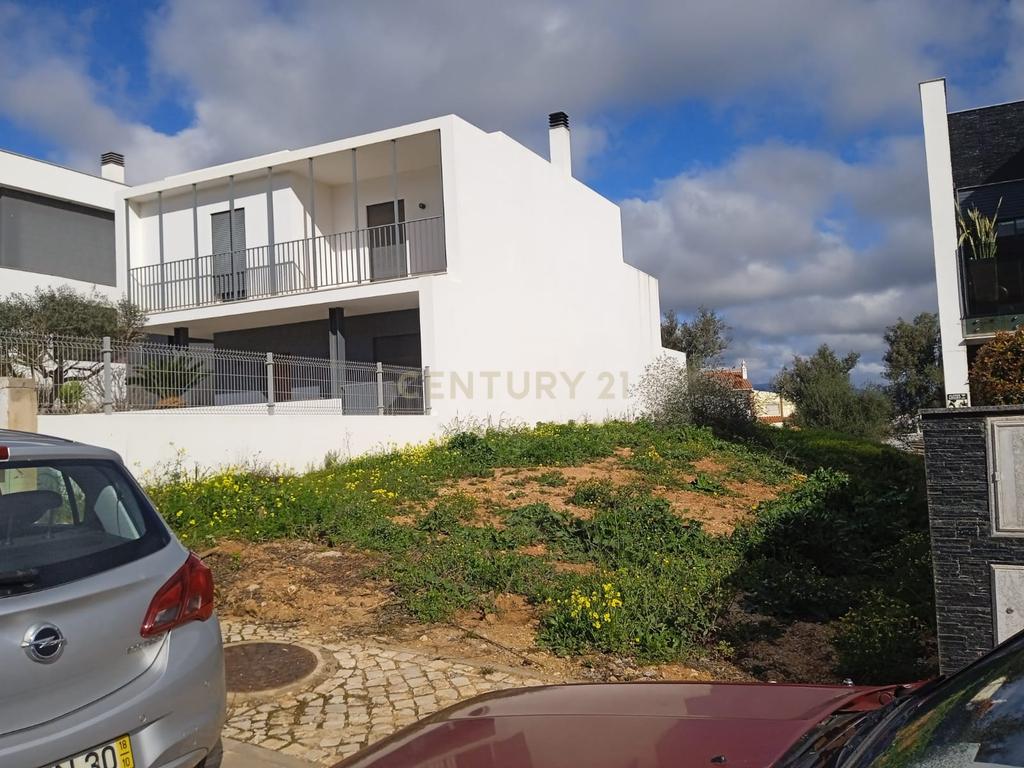 NÃO PERCA ESTA GRANDE OPORTUNIDADE! TERRENO URBANO COM PROJECTO APROVADO PARA A CONSTRUÇÃO DE UMA MORADIA V4 COM DOIS PISOS, LOGRADOURO E PISCINA MUITO BEM LOCALIZADO EM ZONA PRESTIGIADA - SESMARIAS ALVOR! - Image 4