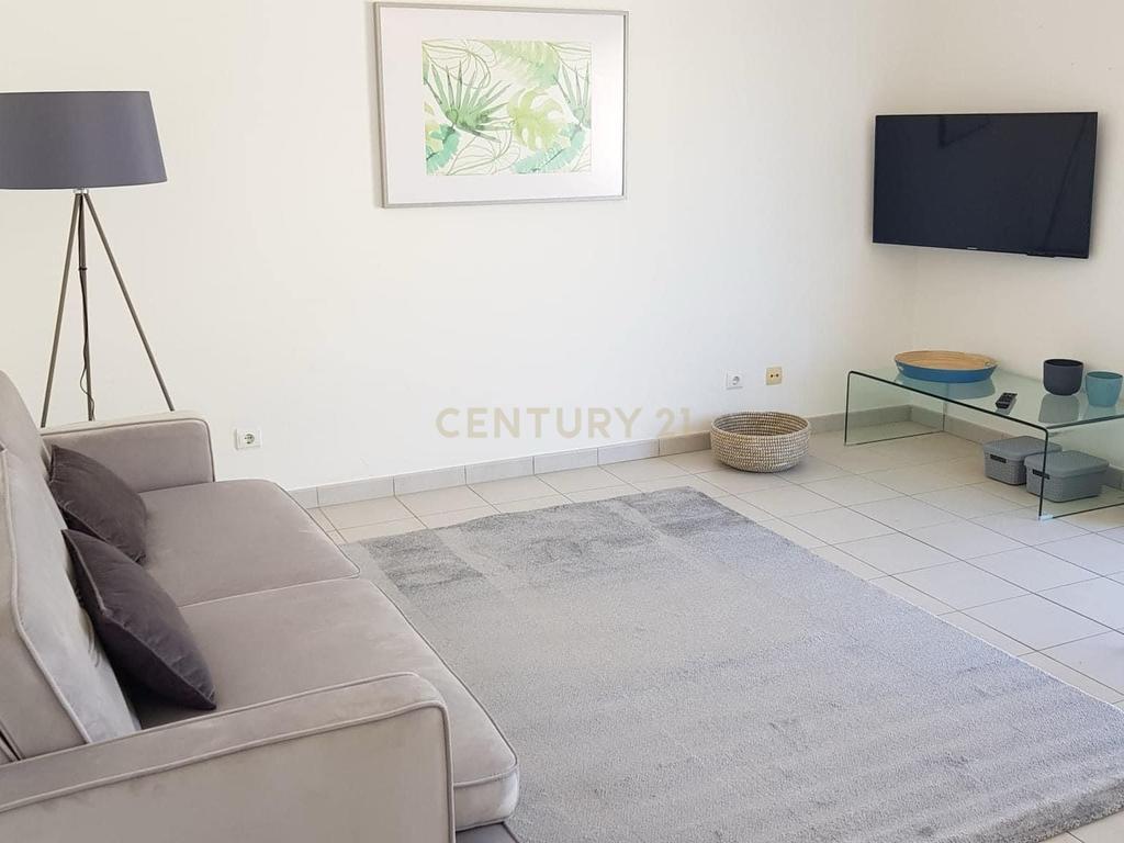 NÃO PERCA ESTA GRANDE OPORTUNIDADE! APARTAMENTO T1 MODERNO E ESPAÇOSO MUITO BEM LOCALIZADO NUMA DAS MELHORES ZONAS DE PORTIMAO - ENCOSTA DA MARINA A PASSOS DA PRAIA! - Image 1