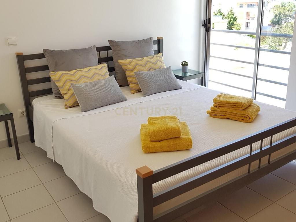 NÃO PERCA ESTA GRANDE OPORTUNIDADE! APARTAMENTO T1 MODERNO E ESPAÇOSO MUITO BEM LOCALIZADO NUMA DAS MELHORES ZONAS DE PORTIMAO - ENCOSTA DA MARINA A PASSOS DA PRAIA! - Image 8