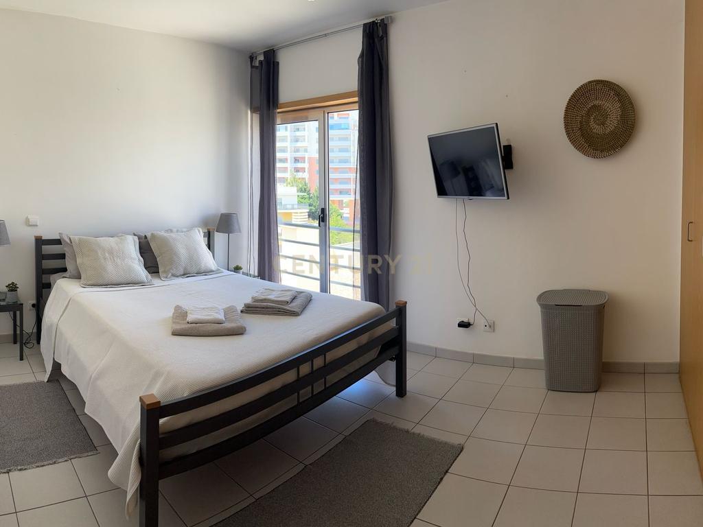 NÃO PERCA ESTA GRANDE OPORTUNIDADE! APARTAMENTO T1 MODERNO E ESPAÇOSO MUITO BEM LOCALIZADO NUMA DAS MELHORES ZONAS DE PORTIMAO - ENCOSTA DA MARINA A PASSOS DA PRAIA! - Image 10